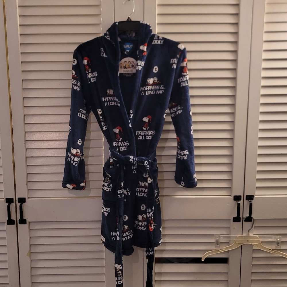 NWT. WOMEN'S PEANUTS ROBE.